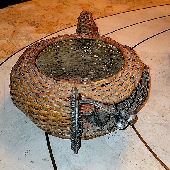 WICKER TEA POT BASKET WITH METAL FRAME, HANDLE & GRAPES - Picture 6 of 9
